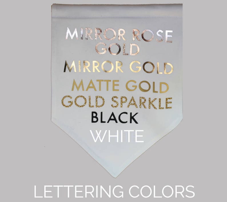 K&ouml;nnte beinhalten: Ein wei&szlig;er Wimpel mit dem Text "LETTERING COLORS" unten. Der Wimpel listet die folgenden Schriftfarben auf: Mirror Rose Gold, Mirror Gold, Matte Gold, Gold Sparkle, Schwarz und Wei&szlig;.