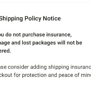 Puede incluir: Un gr&aacute;fico digital blanco con un icono de caja de cart&oacute;n naranja seguido del texto negro Shipping Policy Notice. Debajo, el texto negro indica: If you do not purchase insurance, damage and lost packages will not be covered. Please consider adding shipping insurance at checkout for protection and peace of mind.