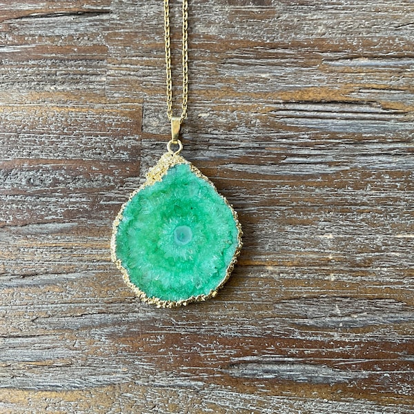 Collana con pendente in quarzo solare acquamarina: agata druzy placcata oro.