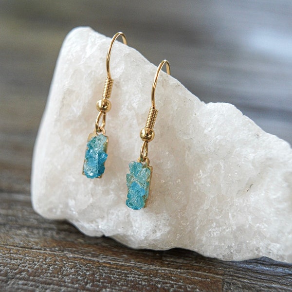 Petites boucles d'oreilles pendantes en apatite brute recyclée/boucles d'oreilles modernes en pierres précieuses/or ou argent/