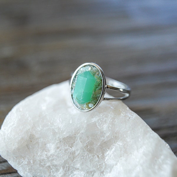 Chrysoprase and Abalone shell Sterling Silver adjustable ring/pencil cut large chrysoprase oval shape/raised polished pencil cut stone