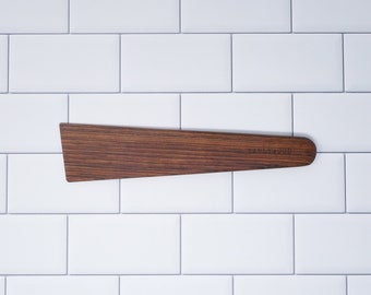 Raspador de madera dura Earlywood de 10 pulgadas: borde angular, seguro para hierro fundido