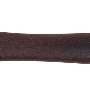 Puede incluir: Una cuchara de madera marr&oacute;n oscuro con un cuenco redondeado y un mango largo.