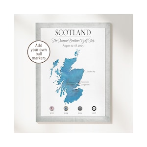 Könnte beinhalten: Gerahmter Druck mit einer blauen Karte von Schottland. Der Text lautet „Schottland“ und „The Shannon Brothers' Golf Trip August 12-18, 2025“. Enthält Golfplatzstandorte und -daten. Der Rahmen hat einen hellgrauen Rand.