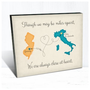 Idée cadeau pour un déménagement, citation bien que nous soyons peut-être loin l'un de l'autre, cadeau pour les grands-parents, cadeau de départ pour la famille, illustration de carte, 2 lieux au choix
