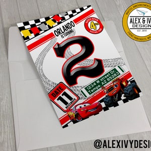 Pode incluir: Um convite de aniversário vermelho, branco e preto com um grande número 2, um carro de corrida vermelho e um monster truck verde e laranja. O convite diz "Orlando está fazendo 2 anos" e inclui a data "11 de novembro".