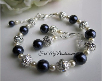 Bridesmaid Navy blue Ivory pearl bracelets. Bridesmaid gifts. Wedding bridal jewelry. Maid of honor gift. Mother of bride Attendant gift.