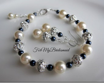 Bridesmaid Navy blue Ivory pearl bracelets. Bridesmaid gifts. Wedding bridal jewelry. Maid of honor gift. Mother of bride Attendant gift.