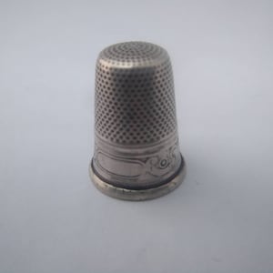 Antique decorative nickel Thimble with plain cartouche