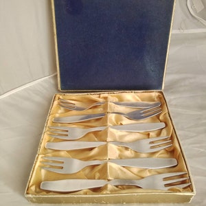 A 99 boxed set of 6 chrome plate on nickel silver pastry cake forks