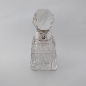 Antique silver and cut glass scent bottle with silver collar - London 1900