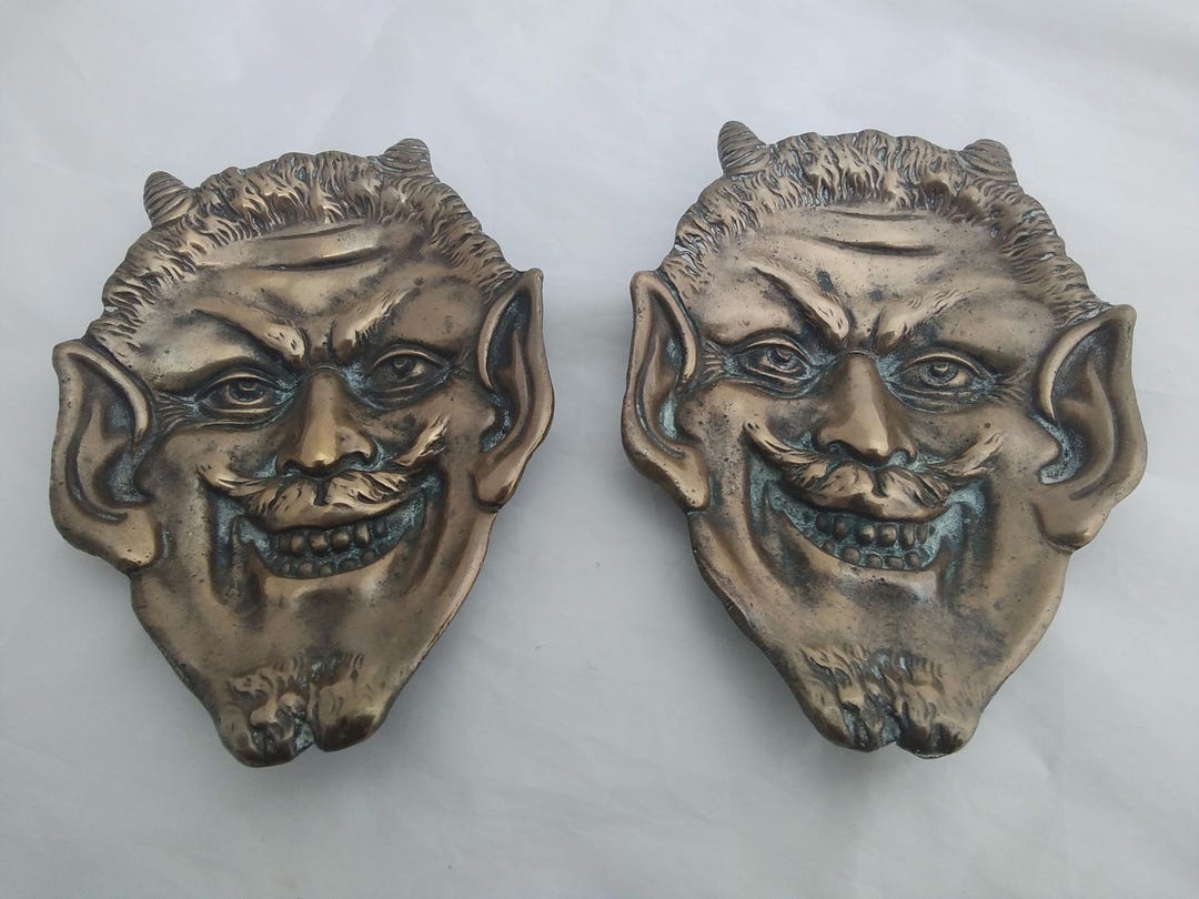 悪魔の顔 彫刻 金属製 カップ付き　アンティーク　ヴィンテージ 灰皿 悪魔の顔 彫刻 金属製 カップ付きアンティークヴィンテージ 灰皿