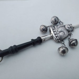 Silver Cat baby&#39;s rattle with ebony handle and whistle - 925
