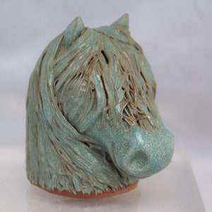 Una squisita figura di terracotta vetrata di una testa di cavallo Shire - Vintage Mid Century Ceramic Statue -