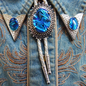 NEW BLUE ABALONE BOLO BOOTLACE TIE LEATHER CORD GOLD METAL WESTERN,GOTH COWBOY NEW BLUE ABALONE BOLO BOOTLACE TIE LEATHER CORD GOLD METAL WESTERN,GOTH COWBOY