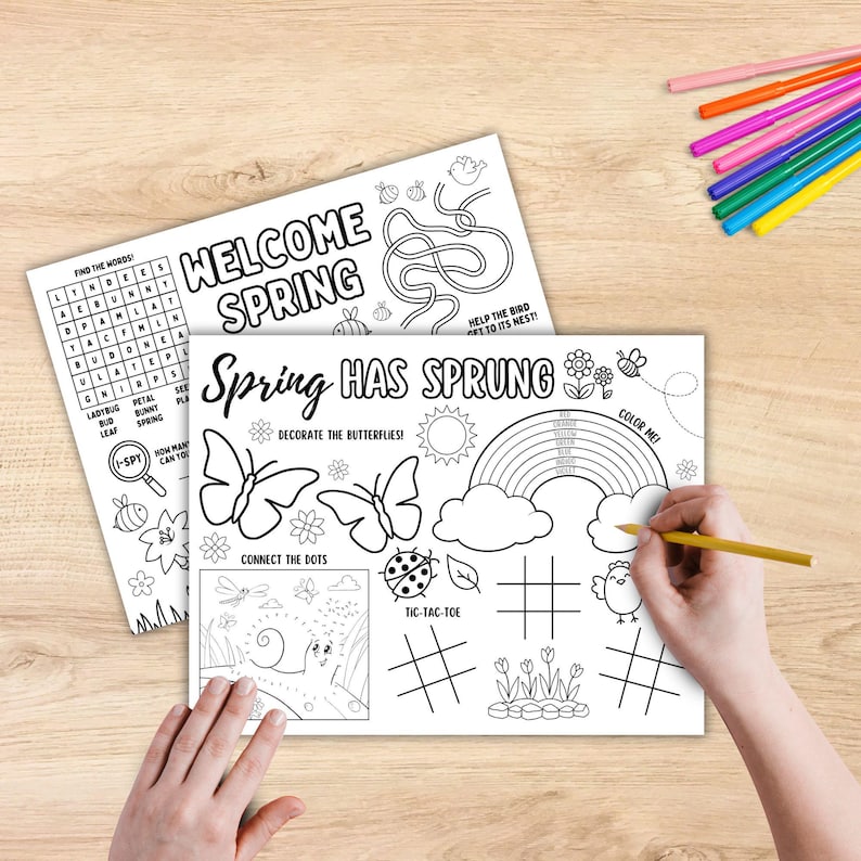 Puede incluir: Una hoja de actividades imprimible en blanco y negro con el texto "Welcome Spring" y "Spring Has Sprung". La hoja incluye una b&uacute;squeda de palabras, conectar los puntos, tres en raya y p&aacute;ginas para colorear.
