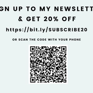 Pu&ograve; includere: Sfondo azzurro chiaro con testo nero che recita "ISCRIVITI ALLA MIA NEWSLETTER E OTTIENI IL 20% DI SCONTO" e un URL. Sotto c'&egrave; un codice QR e la scritta "OPPURE SCANSIONA IL CODICE CON IL TUO TELEFONO".