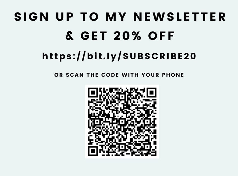 Pu&ograve; includere: Sfondo azzurro chiaro con testo nero che recita "ISCRIVITI ALLA MIA NEWSLETTER E OTTIENI IL 20% DI SCONTO" e un URL. Sotto c'&egrave; un codice QR e la scritta "OPPURE SCANSIONA IL CODICE CON IL TUO TELEFONO".