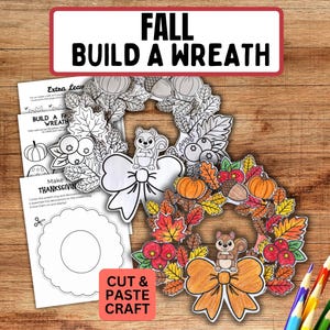 Puede incluir: Un set de manualidades Fall Build A Wreath con páginas imprimibles en blanco y negro que muestran hojas de otoño, calabazas, bellotas y una ardilla. Una corona está coloreada en naranja, rojo y amarillo, con un lazo naranja grande.