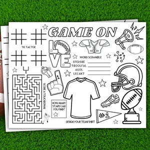 Peut inclure: Une feuille d'activité en noir et blanc avec des illustrations sur le thème du football et les mots "GAME ON". Comprend une grille de morpion, un labyrinthe, un jeu de mots et un espace pour concevoir un maillot d'équipe. Un ballon de football marron repose sur une surface verte.