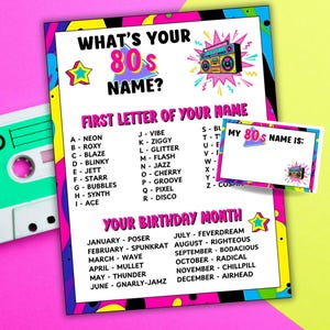 Könnte beinhalten: Ein farbenfrohes Partyspiel im 80er-Jahre-Stil mit dem Text "What's Your 80s Name?" und einer Liste von Namen, die auf dem Anfangsbuchstaben Ihres Namens und Ihrem Geburtsmonat basieren. Enthält eine Kassette und eine kleine Karte.