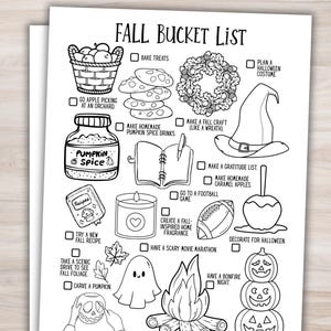 Könnte beinhalten: Schwarz-Weiß-Druck einer Herbst-Bucket-List mit Illustrationen von Herbstaktivitäten wie Backen, Apfelpflücken und Kürbisschnitzen. Enthält Text wie "Pumpkin Spice" und "Decorate for Halloween".