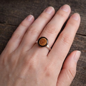 Bague pour amoureux de la forêt en bois de mélèze européen et en argent sterling, taille réglable - Bijoux forestiers naturels