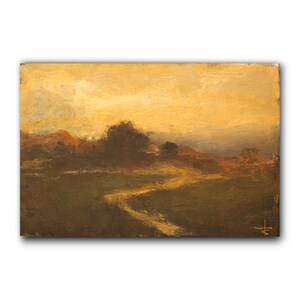 Peut inclure: Une peinture représentant un paysage avec un chemin sinueux qui traverse un champ en direction d'un groupe d'arbres au loin. Le ciel est d'un jaune chaud avec quelques nuages. La peinture est réalisée dans un style libre et impressionniste.