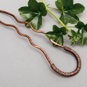 手作りの槌目銅製ヘアフォーク：質感のあるお団子スティック