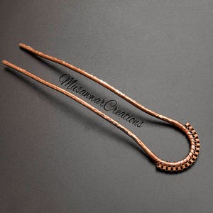 ハンドメイドのアンティーク銅製ヘアフォーク：槌目模様のバンスティック