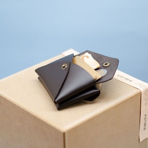 Kleines Portemonnaie für Damen mit doppelter Vordertasche. Minimalistischer Geldbeutel. Brieftasche aus Leder. Größe cir. 11x7x3cm.
