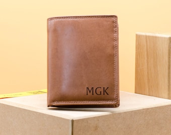Personalisierte Geldbörse für Männer mit Gravur cir.9x12cm. Monogrammed Brieftasche für Herren. Geschenk zum Vatertag. Geldbeutel für Papa.