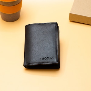 Personalisierte Geldbörse für Männer mit Gravur(Hochformat).Monogrammed Brieftasche für Männer.Portemonnaie für Herren.Gravierte Brieftasche