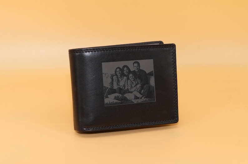 Herrenbrieftasche mit Fotogravur, ca. 12x9,5cm – Personalisiertes Portemonnaie aus Echtleder, ideal als einzigartiges Vatertagsgeschenk oder Geburtstagsgeschenk. Stilvoll und praktisch für den täglichen Gebrauch.