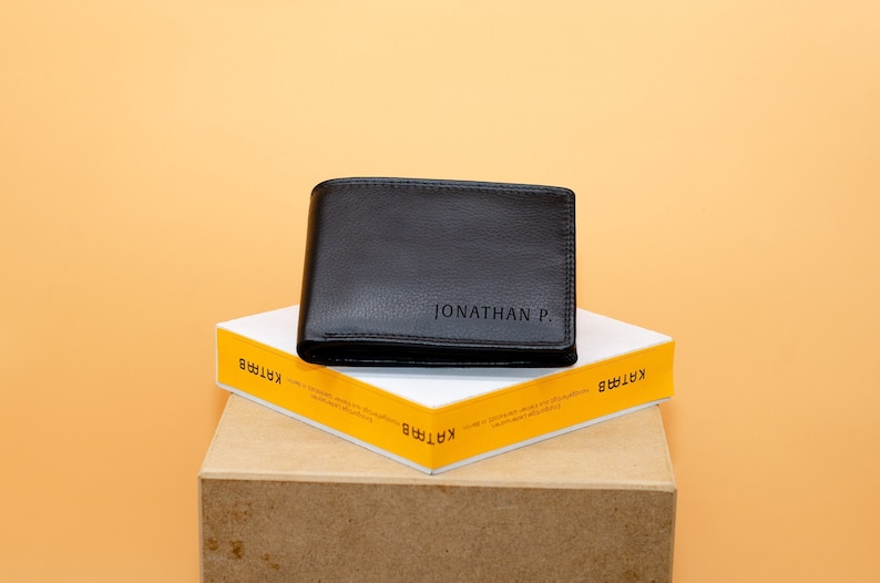 Personalisierte Geldbörse für Männer mit Gravur, ca. 12x9cm. Perfekte Brieftasche für Männer, ideal als Vatertagsgeschenk. Praktischer Geldbeutel für Papa, stilvoll und funktional.