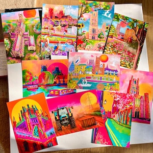 Könnte beinhalten: Ein Set mit 10 bunten Postkarten, die verschiedene Szenen aus einer Stadt zeigen. Die Postkarten haben alle unterschiedliche Größen und Formen und sind alle auf hochwertigem Karton gedruckt. Die Postkarten sind perfekt zum Versenden an Freunde und Familie oder um Ihrem Zuhause einen Hauch von Farbe zu verleihen.