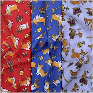 Peut inclure: Trois échantillons de tissu avec un motif répété de corgis de dessin animé portant des couronnes et tenant des sceptres. Les échantillons de tissu sont rouge, bleu et blanc.