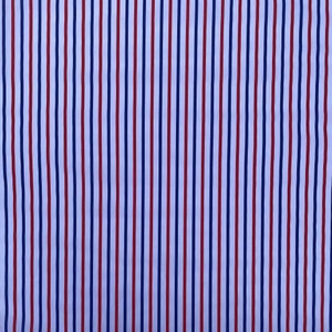 Op de afbeelding: Een witte stof met afwisselende rode en blauwe verticale strepen. De strepen zijn dun en gelijkmatig verdeeld.