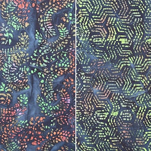 Pode incluir: Um close-up de um tecido azul com dois padrões diferentes. O lado esquerdo apresenta um desenho floral com cores verde, rosa e laranja. O lado direito apresenta um padrão geométrico com cores verde e amarelo.
