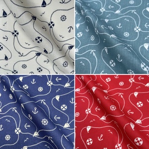 Può includere: Quattro campioni di tessuto a tema nautico. I campioni sono in bianco, blu, rosso e blu navy. Il motivo presenta ancore bianche, salvagente, barche a vela e timoni su uno sfondo colorato.