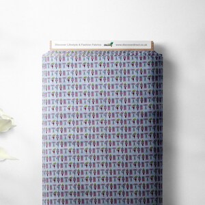 Op de afbeelding: Een blauwe stof met een herhalend patroon van kleine, kleurrijke figuren die parapluies vasthouden. De figuren dragen hoeden en jassen. De stof heeft een subtiele textuur.