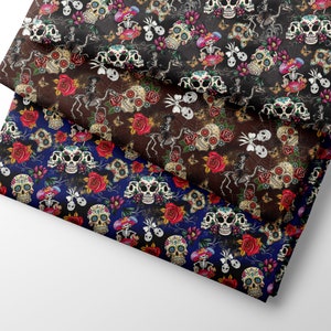 Könnte beinhalten: Drei Stoffmuster mit einem sich wiederholenden Muster aus bunten Zucker Totenköpfen, Rosen, Schmetterlingen und Skeletten. Die Stoffmuster sind in den Farben Schwarz, Braun und Blau.