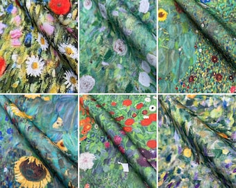 Op de afbeelding: Een close-up van een stof met een herhalend patroon van bloemen en bladeren. De stof is een mix van groen, geel, blauw en rood.