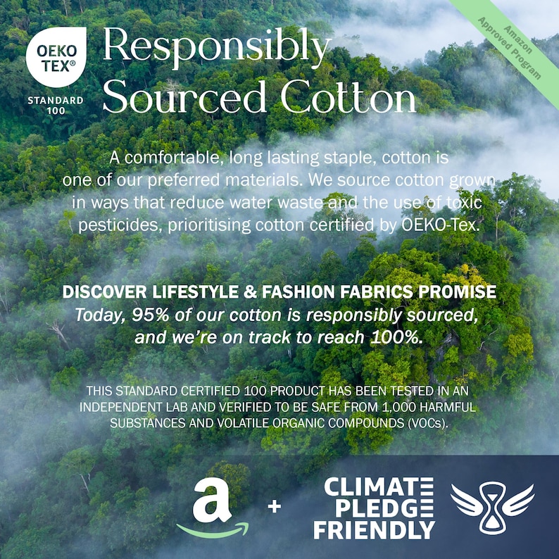 Pode incluir: Um fundo verde e frondoso com um texto branco sobreposto que diz "Responsibly Sourced Cotton". O texto tamb&eacute;m inclui o logotipo do OEKO-TEX Standard 100 e o programa aprovado pela Amazon. O texto tamb&eacute;m indica que 95% do algod&atilde;o &eacute; proveniente de fontes respons&aacute;veis e est&aacute; a caminho de atingir 100%.