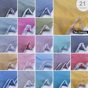 Op de afbeelding: Een collage van 21 stofstalen in verschillende kleuren, waaronder blauw, groen, roze, geel en grijs. De stof is een effen chambray met een licht getextureerd oppervlak. De tekst "21 kleuren" en "Plain Chambray" is zichtbaar in de afbeelding.