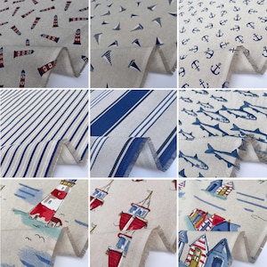 Könnte beinhalten: Sortiment von Stoffproben zum Thema Nautik mit verschiedenen Mustern wie Leuchttürmen, Ankern, Segelbooten, Fischen, Streifen und Strandhäusern. Der Stoff ist eine natürliche Leinenmischung mit einer dezenten Textur.