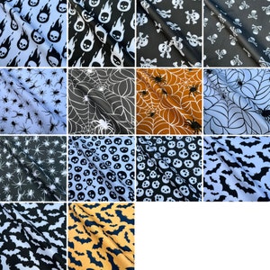 Può includere: Una collezione di 12 diversi tessuti a tema Halloween con vari disegni spettrali, tra cui pipistrelli, teschi, ragni e ragnatele. I tessuti sono di vari colori, tra cui nero, bianco, blu, arancione e giallo.