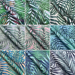 Può includere: Nove diversi campioni di tessuto con un motivo a foglie tropicali. I campioni sono di vari colori, tra cui bianco, azzurro, rosa, beige e blu scuro.