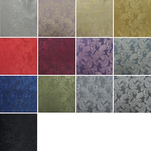 Può includere: Una collezione di campioni di tessuto con motivo paisley in vari colori, tra cui argento, viola, oro, rosso, bordeaux, blu, verde e nero. Il tessuto ha un aspetto strutturato con un motivo floreale ripetuto.