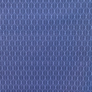 Puede incluir: Una tela azul con un patrón de hojas blancas. Las hojas están dispuestas en un patrón repetitivo.